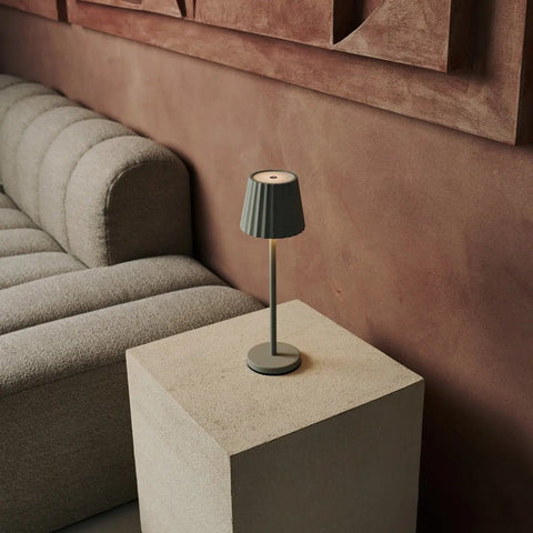 Maya Schadow Gris Grey Table Lampe en fer - lampe dimmable et 3 modes lumineux, rechargeable via la station de charge sans fil