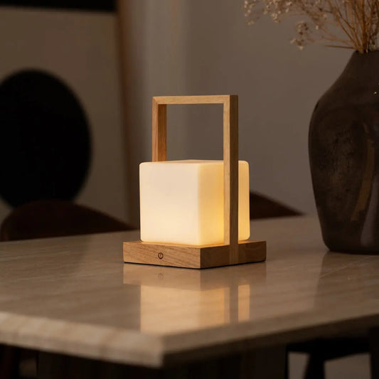 Lampe rechargeable Noah – Bois brun et verre givré avec poignée élégante