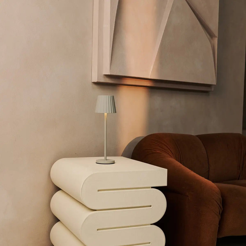 Maya Schadow Gris Grey Table Lampe en fer - lampe dimmable et 3 modes lumineux, rechargeable via la station de charge sans fil