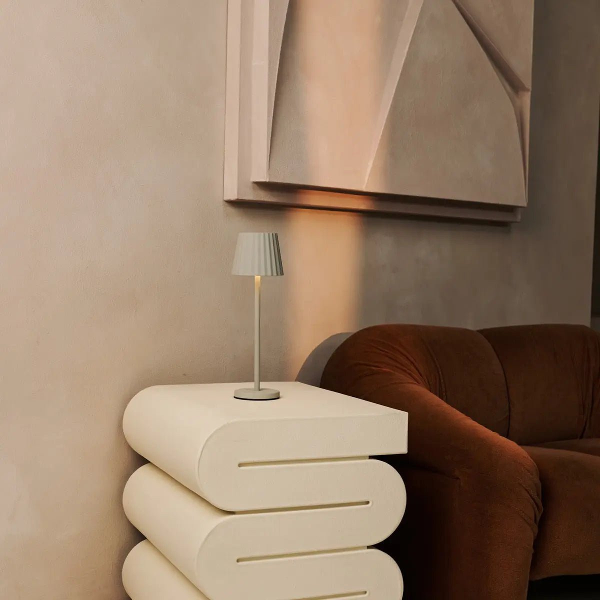 Maya Schadow Gris Grey Table Lampe en fer - lampe dimmable et 3 modes lumineux, rechargeable via la station de charge sans fil