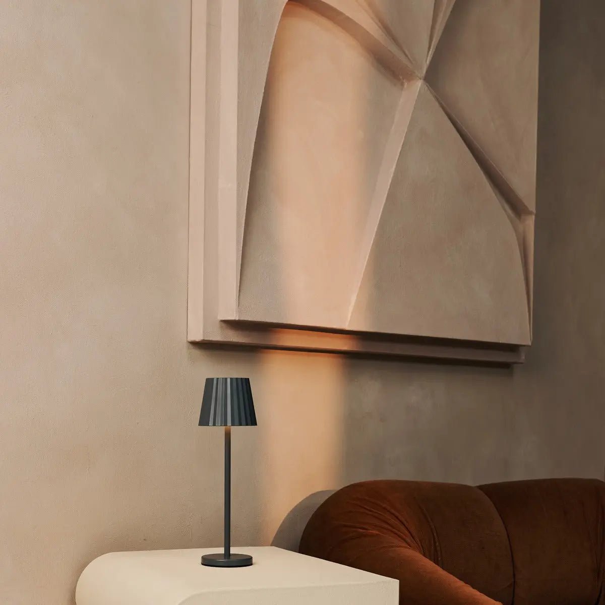 Lampe à table côtelée gris maya en fer en fer - lampe dimmable et 3 modes lumineux, rechargeable via la station de charge sans fil