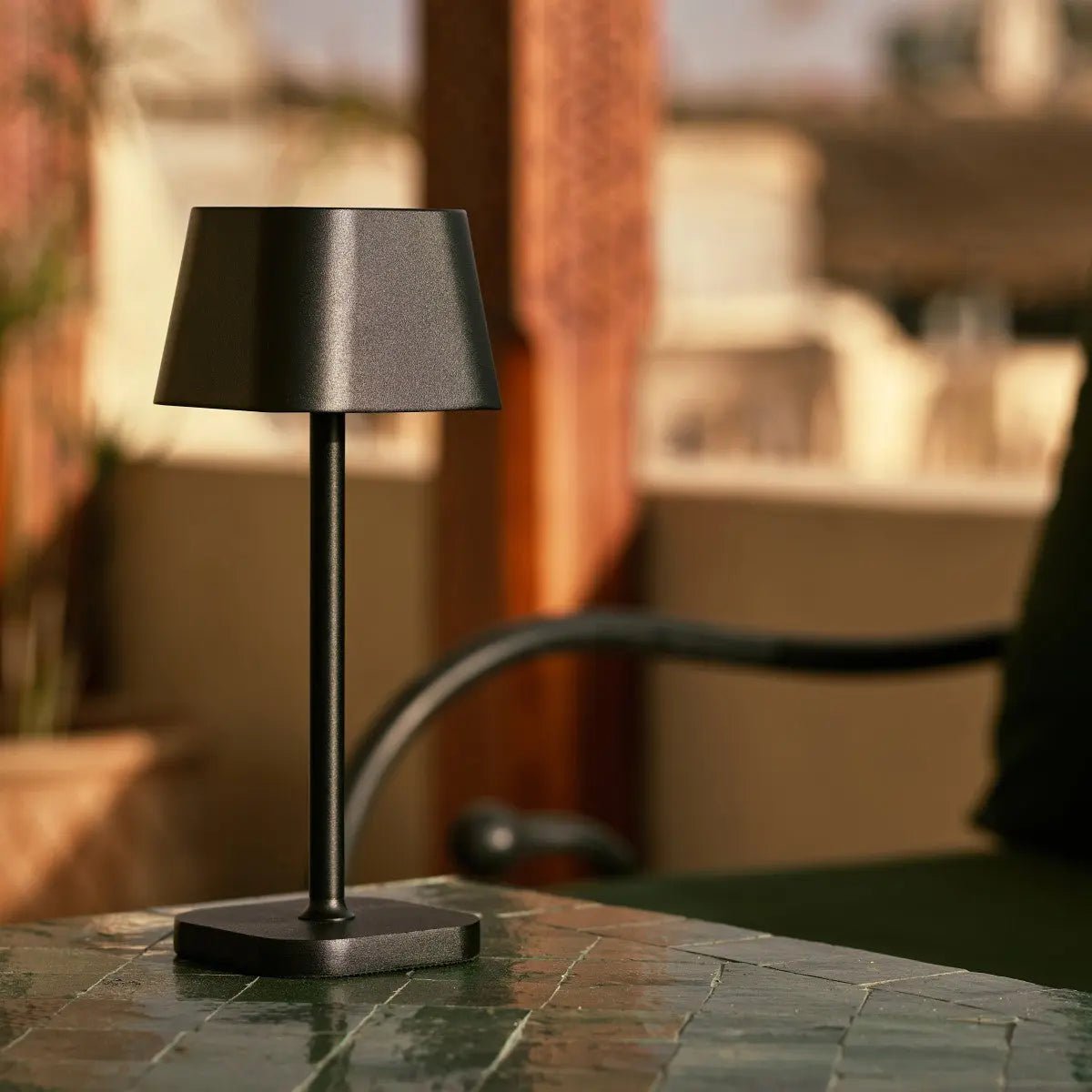 Lampe de table rechargeable noire Ava | Solution d'éclairage sans fil élégante