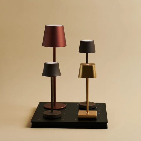 Combi set professionnel - 4 x Sarphati Mini Shadow Grey Grey Rechargeable Table Lamps for Hospitality & 1 X Amstel Wireless Charging Station avec Qi-Technology - parfait pour les restaurants, l'hospitalité et les hôtels