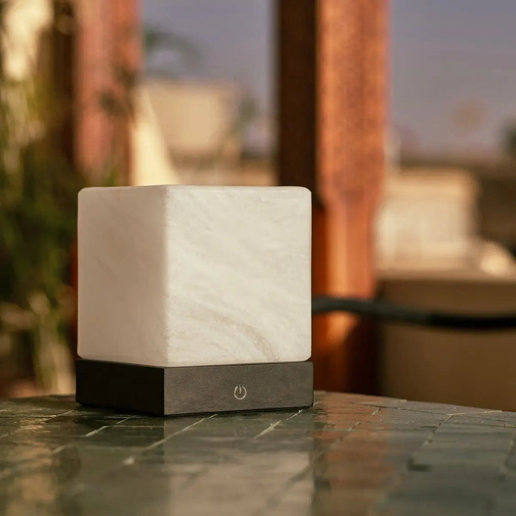 Lampe en bois sans fil noir "Yce" avec verre congelé - batterie rechargeable, dimmable, 100 heures