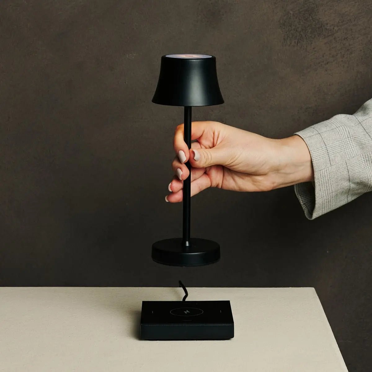 Mini Midnight Black Rechargeable Table Lampe - Charge sans fil, lampe dimmable et 3 couleurs claires