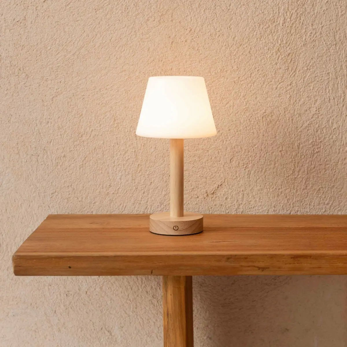 Lampe de table rechargeable en bois marron clair "Zoë" | Intensité variable, USB-C, batterie de 80 heures
