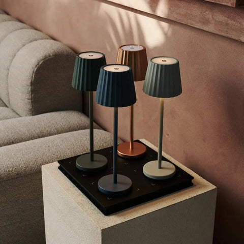 Maya Olive Green Table Table Lampe en fer - lampe dimmable et 3 modes lumineux, rechargeable via la station de charge sans fil