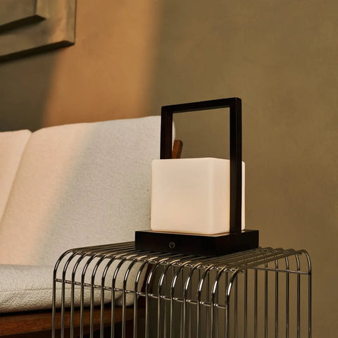 Lampe de table rechargeable en bois brun foncé noah avec verre et poignée en bois