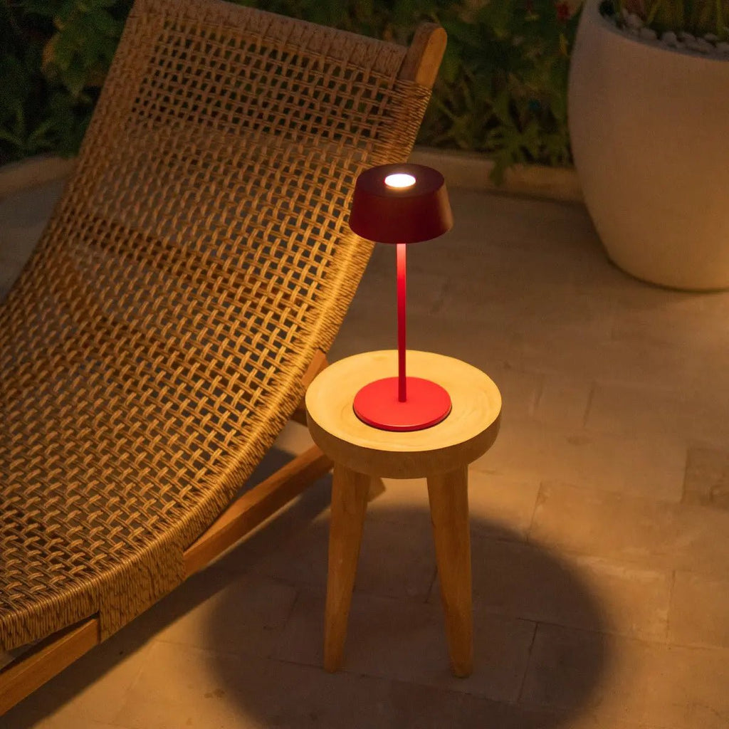 Lampe de table rechargeable en fer rouge Hugo Berry - Intensité variable, élégante et sans fil