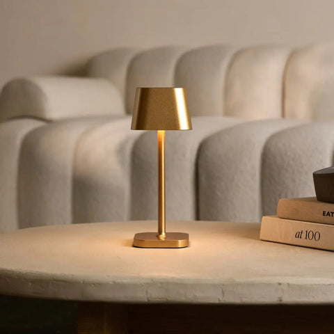 Lampe de table rechargeable Ava Or | Sans fil, variable et élégant