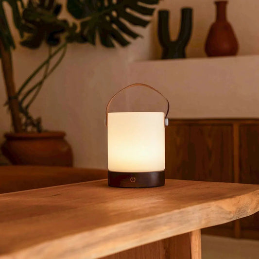 Lampe de table en bois rechargeable marron foncé Avery – sans fil et à intensité variable avec bracelet en cuir