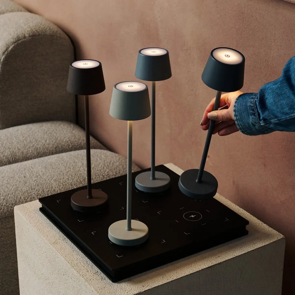 Vondel Mini Shadow Grey Grey Rechargeable et lampe sans fil parfaite pour l'industrie hôtelière - sans fil rechargeable via la station de charge