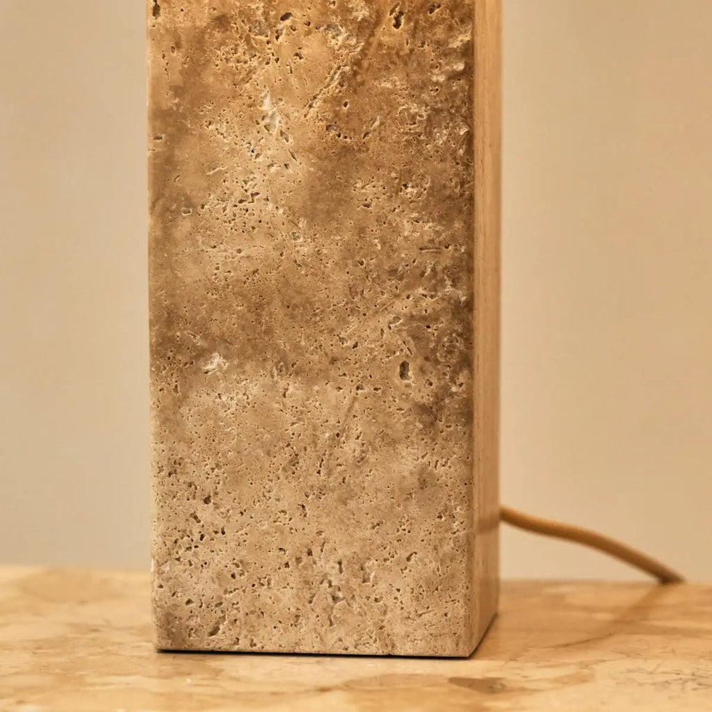 Lampe en travertin Rosie – Pierre naturelle élégante avec abat-jour en coton