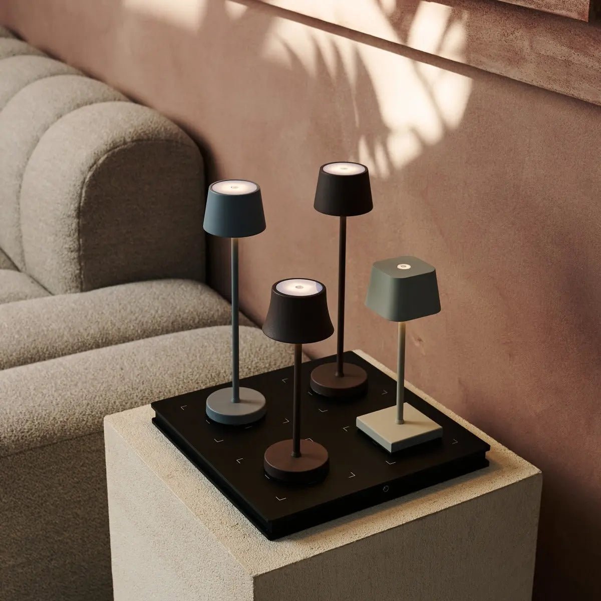 Mini Mouse Grey Grey Rechargeable Table Lampe - Charge sans fil, lampe dimmable et 3 couleurs claires