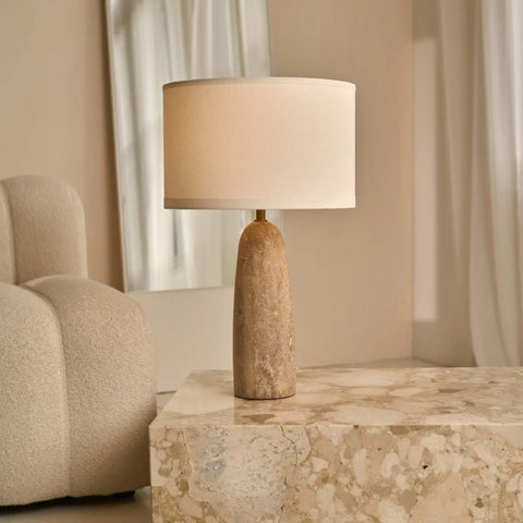 Lampe en travertin Isla avec abat-jour en coton – élégante et intemporelle