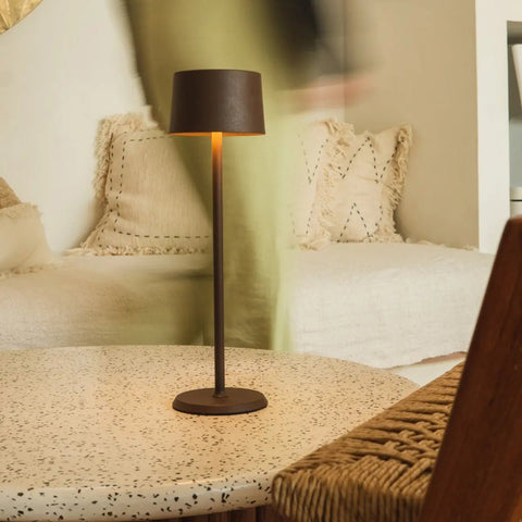 Lampe de table rechargeable en fer David Mocha Brown – Intensité variable et sans fil avec batterie de 120 heures