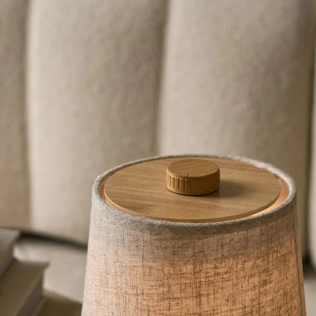 Lampe rechargeable en bois marron clair Rover | Sans fil, à intensité variable avec abat-jour en tissu