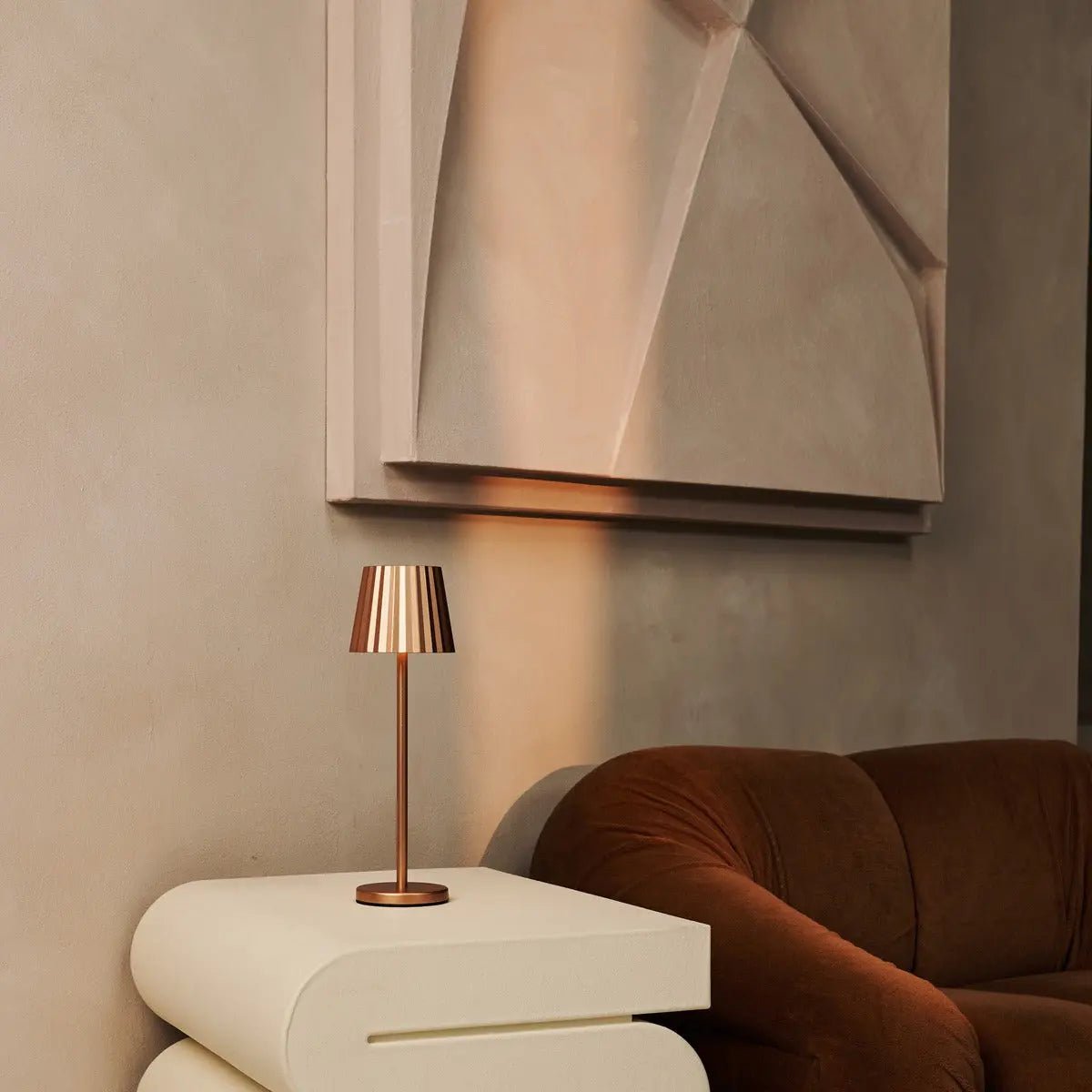 Lampe à table côtelée en cuivre maya en fer - lampe dimmable et 3 modes lumineux, rechargeable via la station de charge sans fil