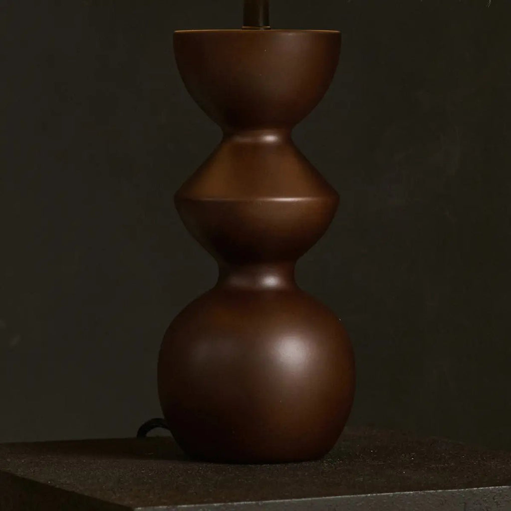 Lampe de table "Kai" marron foncé avec abat-jour sable – Éclairage élégant et fait main