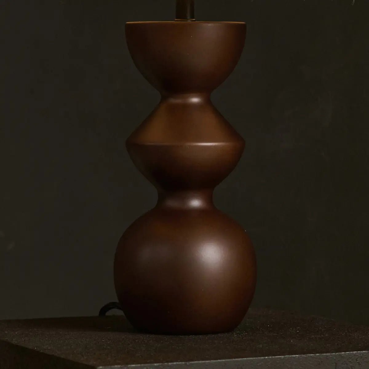 Lampe de table "Kai" marron foncé avec abat-jour sable – Éclairage élégant et fait main