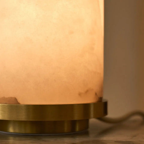 Lampe élégante en albâtre Mateo avec fond doré - Design élégant