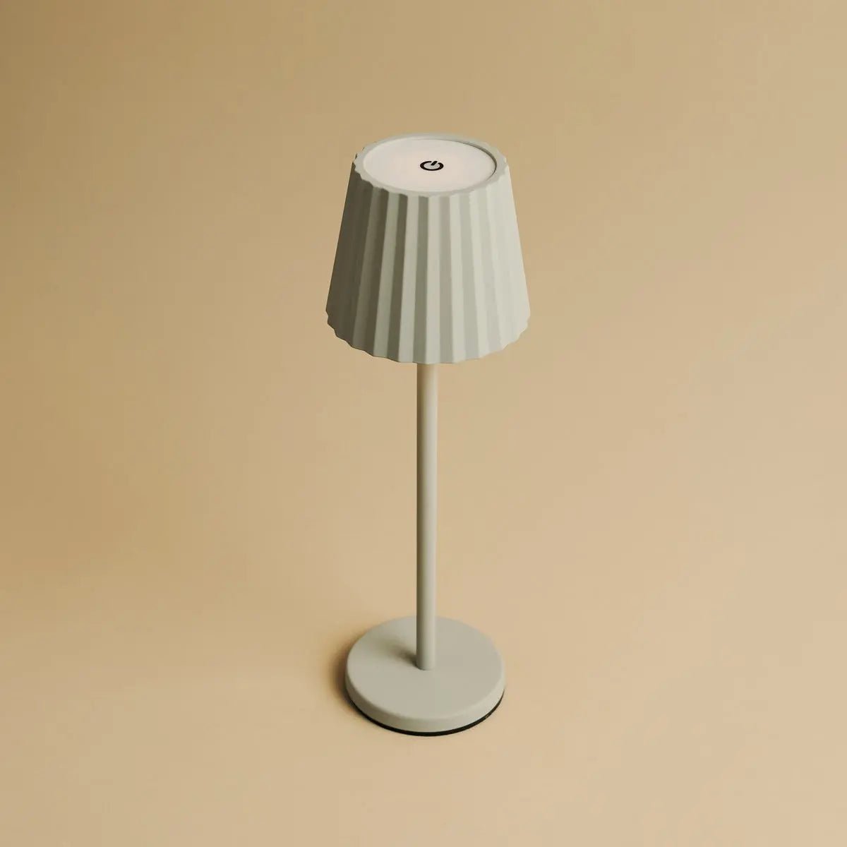 Maya Schadow Gris Grey Table Lampe en fer - lampe dimmable et 3 modes lumineux, rechargeable via la station de charge sans fil