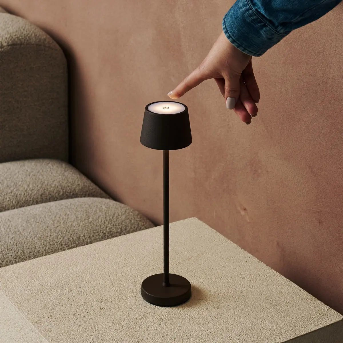 Vondel Mocha Brown Lampe rechargeable et sans fil parfaite pour l'industrie hôtelière - rechargeable sans fil via la station de charge