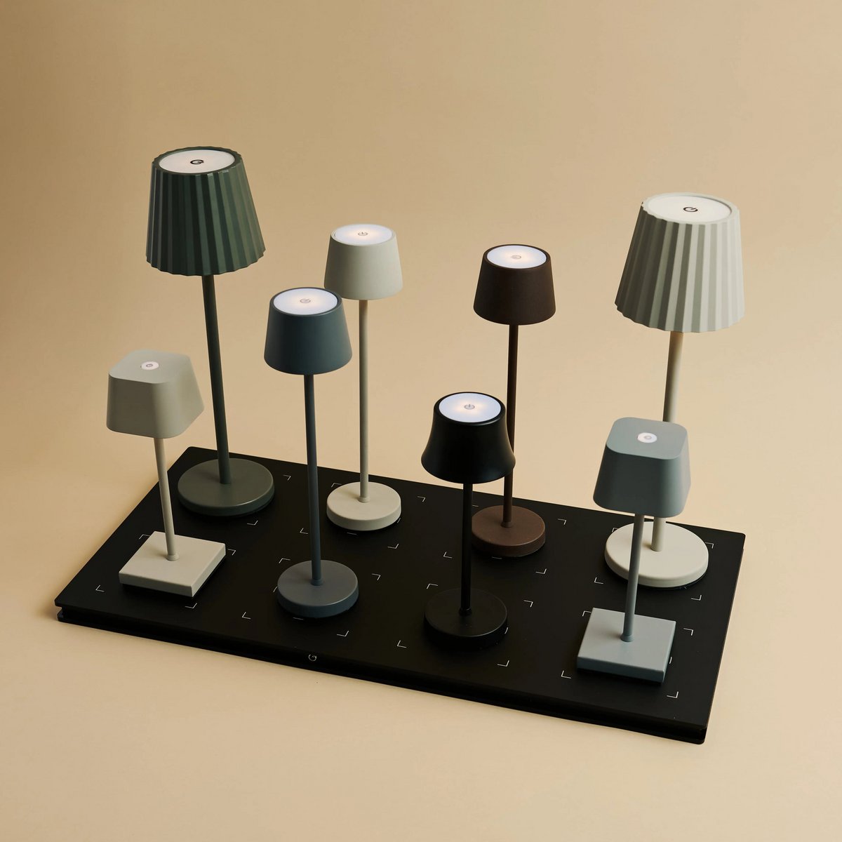 Combi set professionnel - 8 x de pijp mini souris gris gris lampes de table rechargeable et 1 x station de charge sans fil avec Qi-Technology - parfait pour les restaurants, l'hospitalité et les hôtels