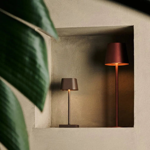 Sarphati Mini Mocha Brown Table sans fil lampe parfaite pour l'industrie hôtelière - rechargeable sans fil via la station de charge, lampe dimmable et 3 modes lumineux