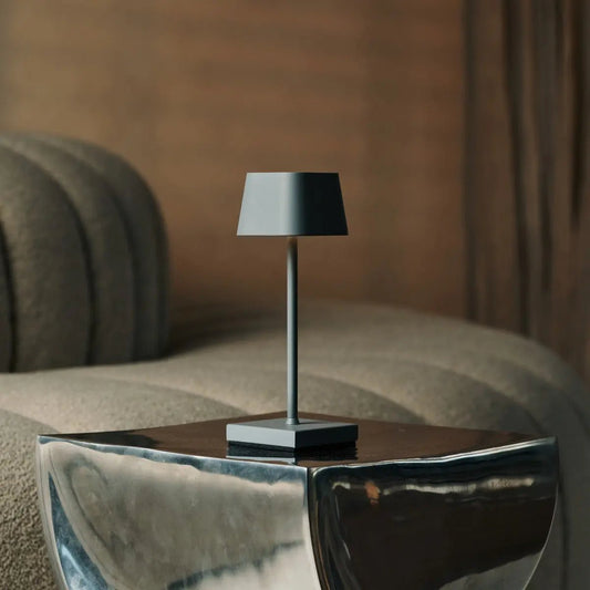 Sarphati Mini Mouse Grey Cordsless Table Lamp Perfection pour l'industrie hôtelière - Rechargeable sans fil via Station de charge, lampe dimmable et 3 modes légers