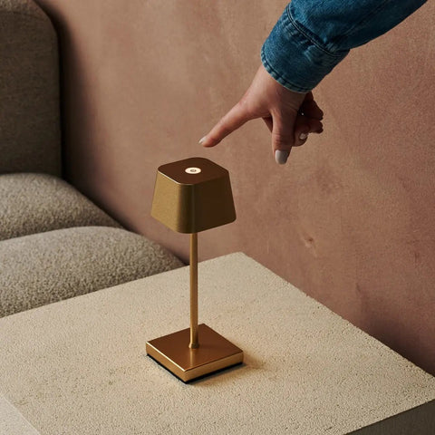 Combi Set Professional - 8 x Sarphati Mini Gold Rechargeable Table Lampes et 1 X Station centrale Station de charge sans fil avec Qi-Technology - Perfect pour les restaurants, l'hospitalité et les hôtels