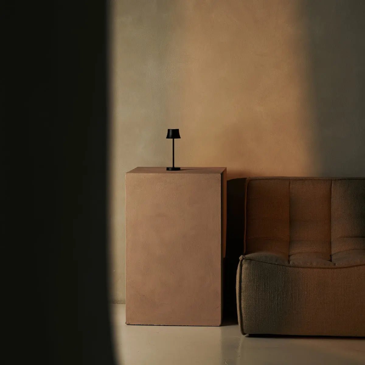 Mini Midnight Black Rechargeable Table Lampe - Charge sans fil, lampe dimmable et 3 couleurs claires