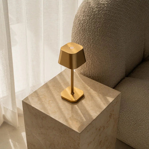 Lampe de table rechargeable Ava Or | Sans fil, variable et élégant