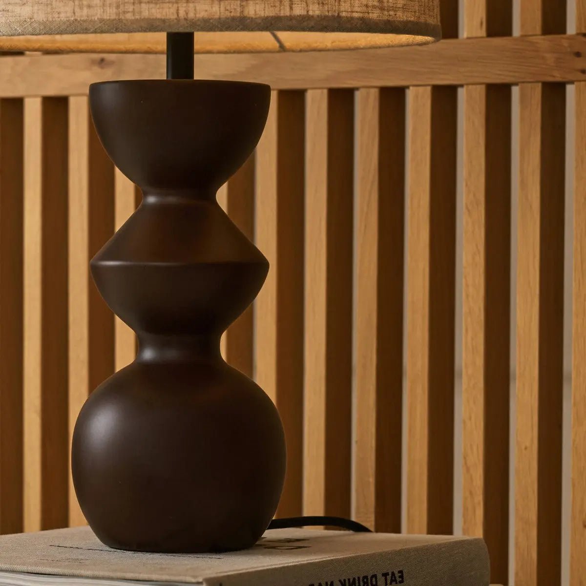 Lampe de table "Kai" marron foncé avec abat-jour sable – Éclairage élégant et fait main