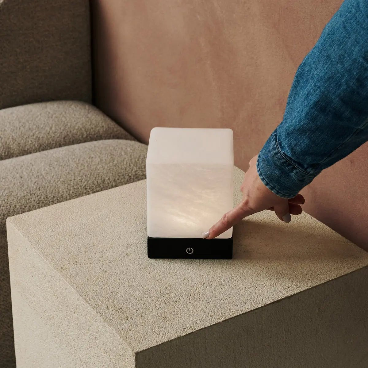 Lampe en bois sans fil noir "Yce" avec verre congelé - batterie rechargeable, dimmable, 100 heures