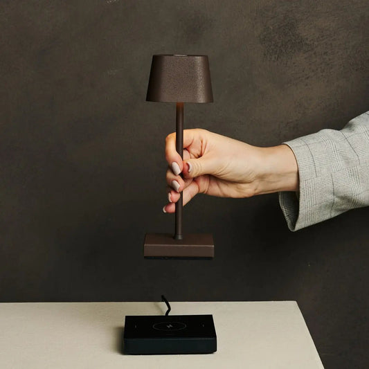 Sarphati Mini Mocha Brown Table sans fil lampe parfaite pour l'industrie hôtelière - rechargeable sans fil via la station de charge, lampe dimmable et 3 modes lumineux