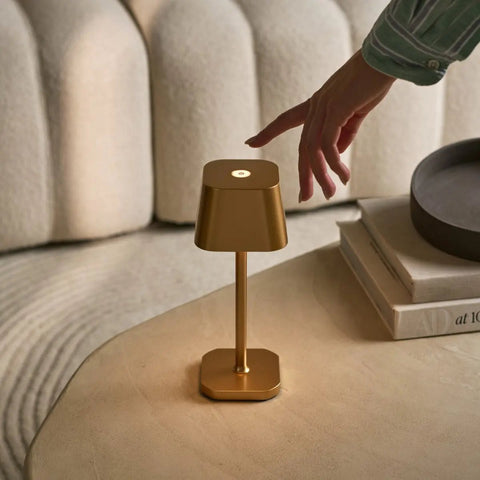 Lampe de table rechargeable Ava Or | Sans fil, variable et élégant