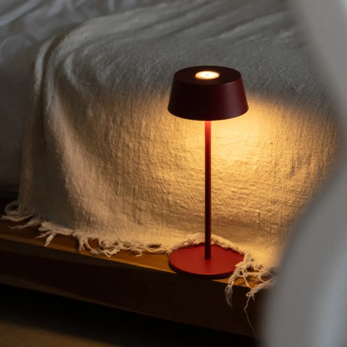 Lampe de table rechargeable en fer rouge Hugo Berry - Intensité variable, élégante et sans fil