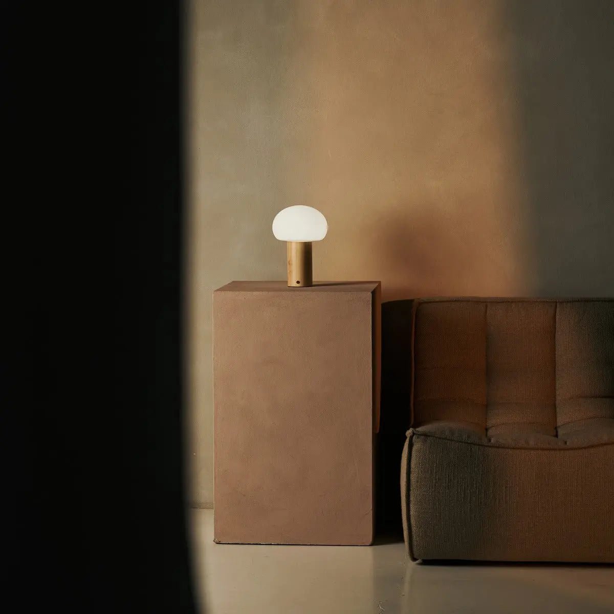 Lampe de table en bois marron clair avec verre et batterie rechargeable | Éclairage dimmable et polyvalent
