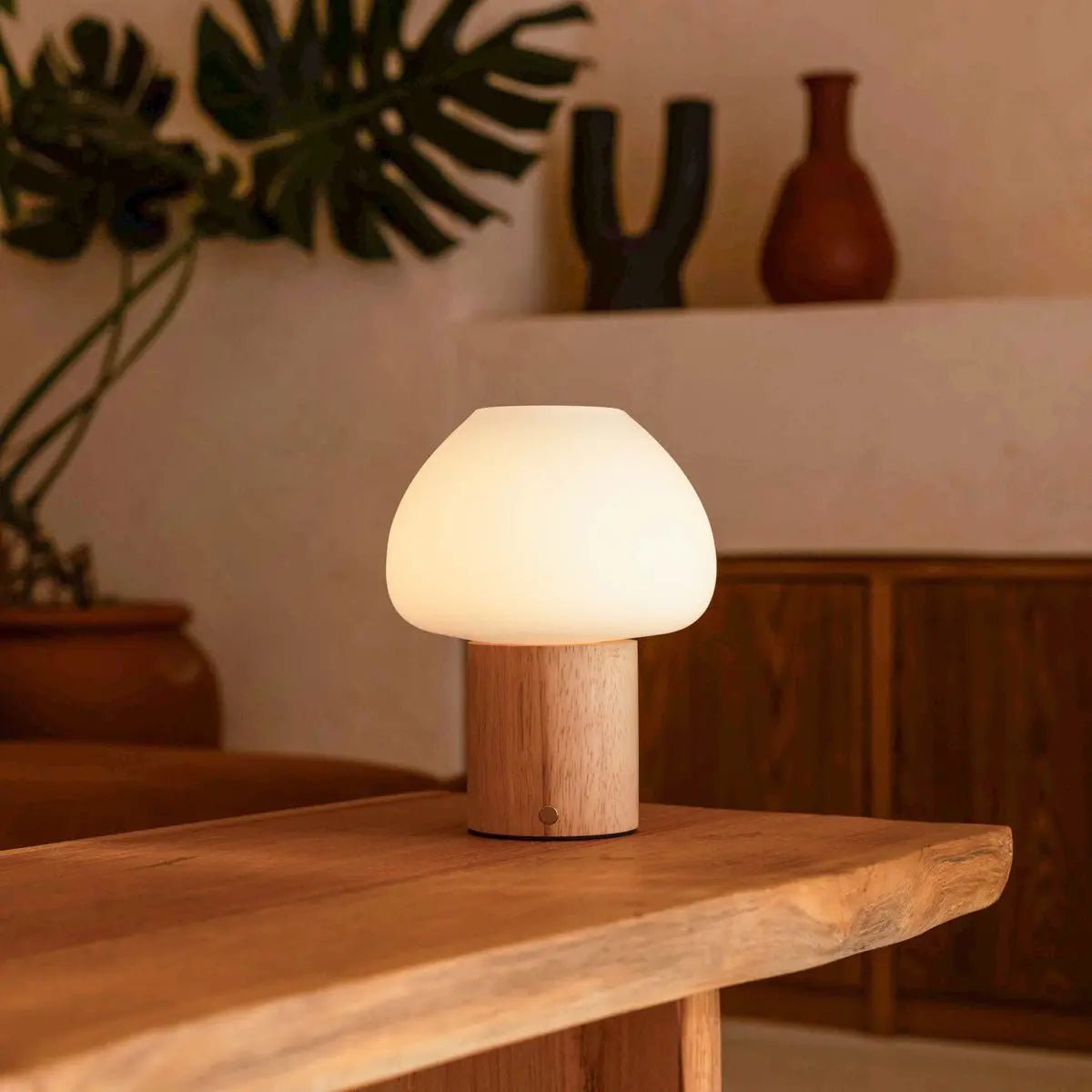 Lampe en bois "Fynn" marron clair – rechargeable, variable et élégante