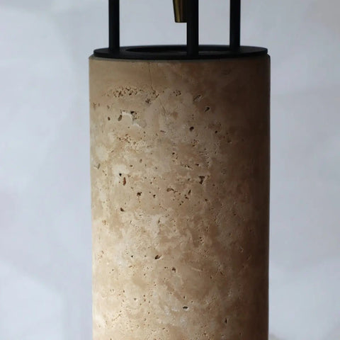 Lampe en travertin Nicolaas – Design élégant fait à la main avec métal et travertin
