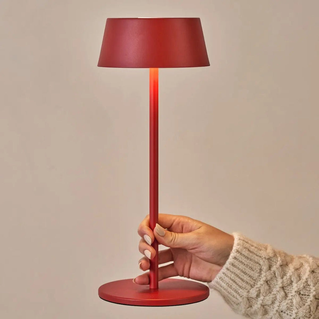 Lampe de table rechargeable en fer rouge Hugo Berry - Intensité variable, élégante et sans fil