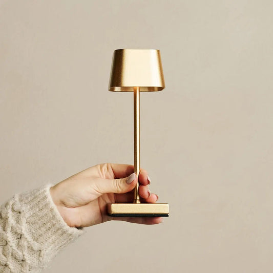 Combi set professionnel - 4 x Sarphati Mini Gold Rechargeable Table Lampes et 1 x Amstel Wireless Station de charge avec Qi-Technology et parfait pour les restaurants, l'hospitalité et les hôtels