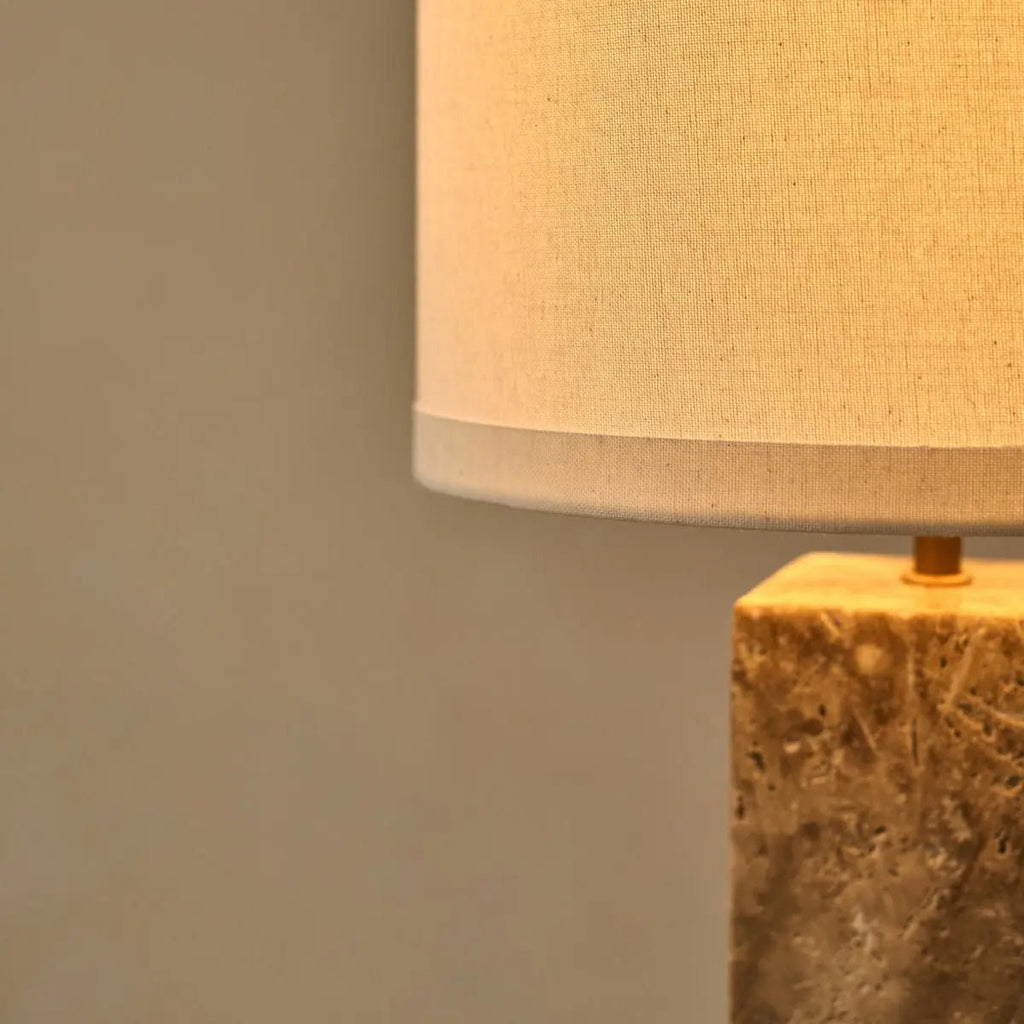 Lampe en travertin Rosie – Pierre naturelle élégante avec abat-jour en coton