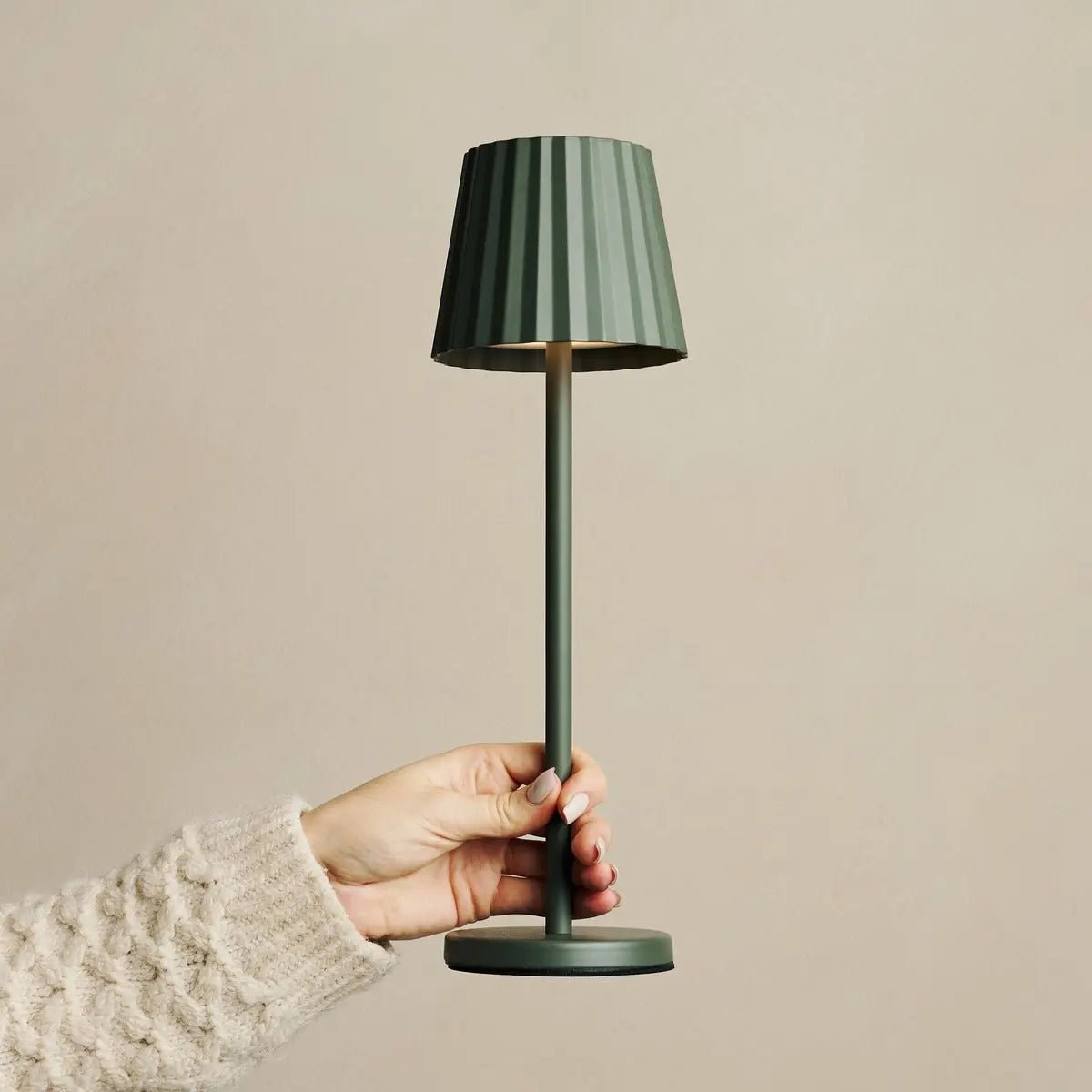 Maya Olive Green Table Table Lampe en fer - lampe dimmable et 3 modes lumineux, rechargeable via la station de charge sans fil