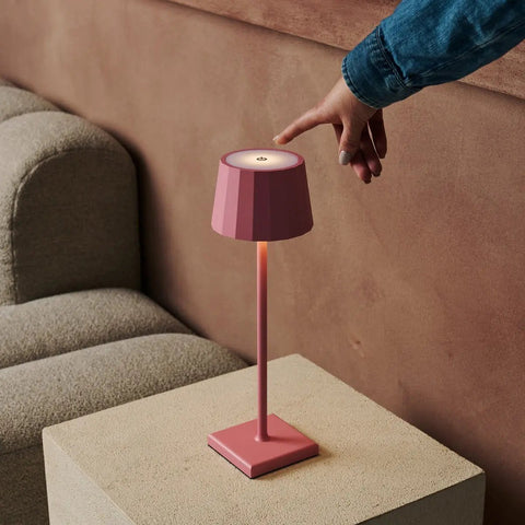 Combi set professionnel - 8 x wouter flamanto rose rechargeable lampes de table et 1 x station de charge sans fil avec Qi-technologie - parfait pour les restaurants, l'hospitalité et les hôtels