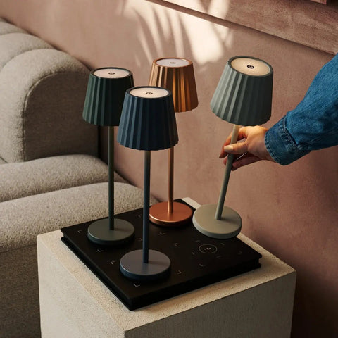 Maya Olive Green Table Table Lampe en fer - lampe dimmable et 3 modes lumineux, rechargeable via la station de charge sans fil