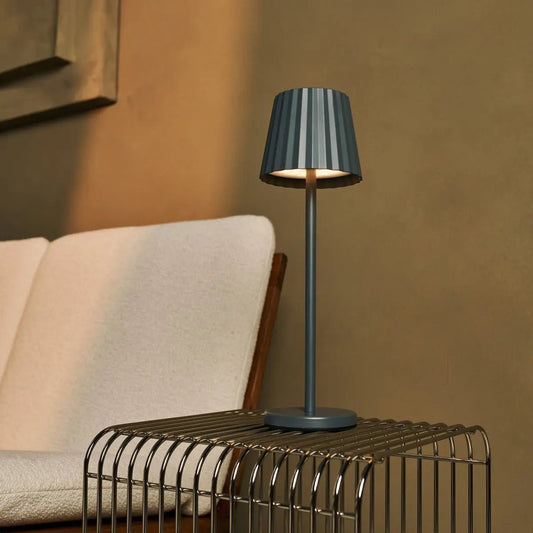 Lampe à table côtelée gris maya en fer en fer - lampe dimmable et 3 modes lumineux, rechargeable via la station de charge sans fil