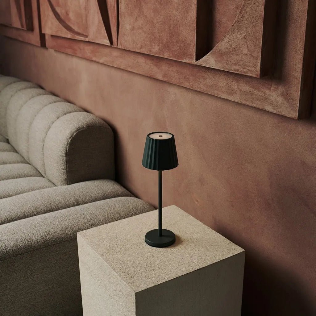 Maya Olive Green Table Table Lampe en fer - lampe dimmable et 3 modes lumineux, rechargeable via la station de charge sans fil