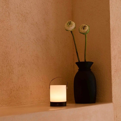 Lampe de table en bois rechargeable marron foncé Avery – sans fil et à intensité variable avec bracelet en cuir